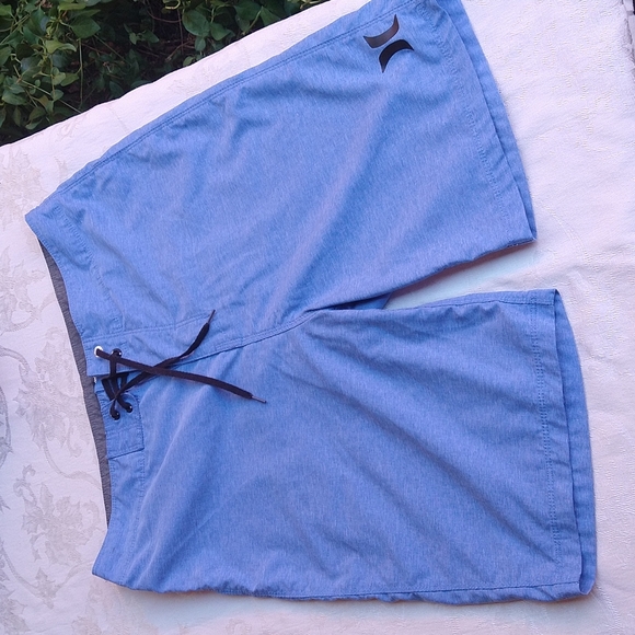 Size 30: Hurley Shorts - Picture 1 of 8